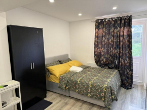 Impeccable 5-Bed House in Orpington, Islington